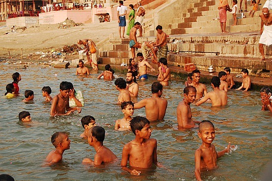 1.1245810575.bathing-in-the-ganges