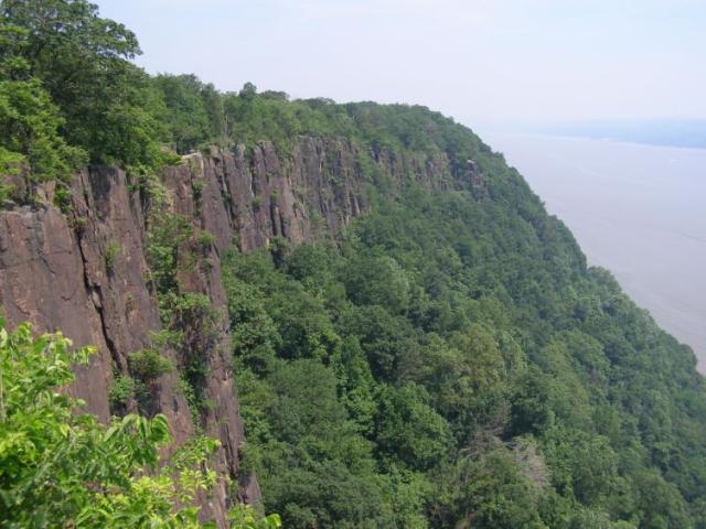 Palisades_Sill_from_Palisades_Parkway