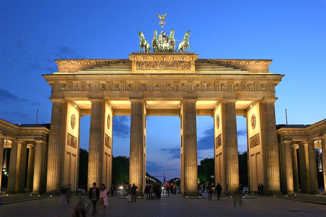 800px-Brandenburger_Tor_abends