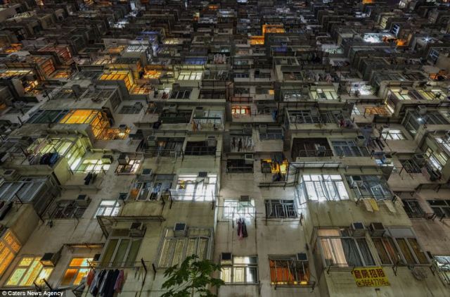 article-2548475-1B0BDE5800000578-398_964x636