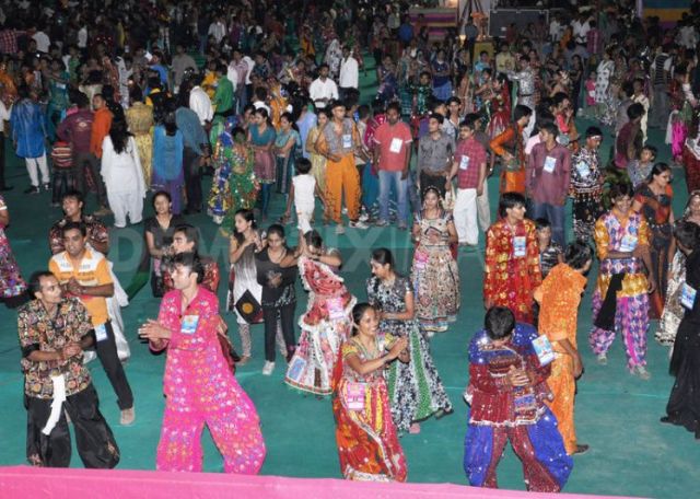1317417060-navratri-raasgarba-mahotsav-celebrations-in-india_852309