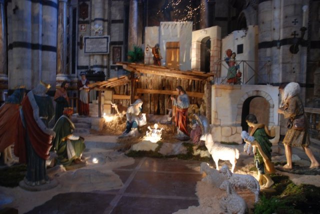 5756062-Typical_nativity_scene_in_church-0